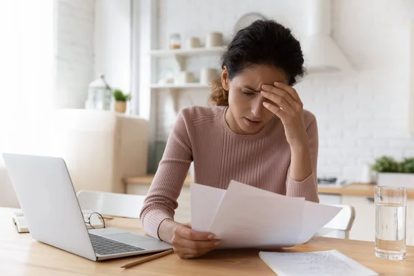 Mujer infeliz leer malas noticias en papel documento — Foto de Stock