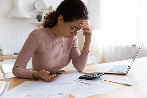 Mujer infeliz tiene problemas financieros para calcular el presupuesto — Foto de Stock