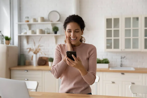 Excited woman triumph with good news on cellphone — Stock Photo, Image