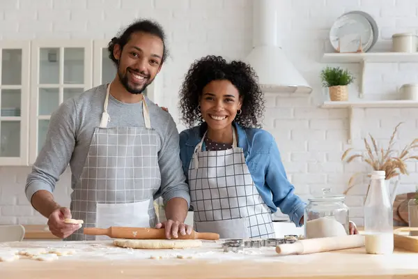 Cabeza retrato sonriente pareja afroamericana cocinar galletas juntos —  Fotos de Stock