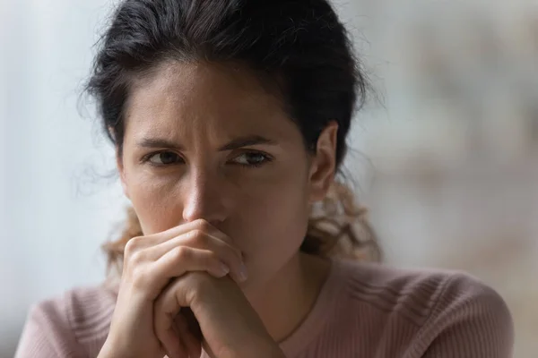 Mujer joven triste mirada en el pensamiento de distancia — Foto de Stock