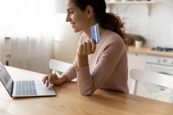 Uśmiechnięta kobieta robi zakupy online z kartą kredytową — Zdjęcie stockowe