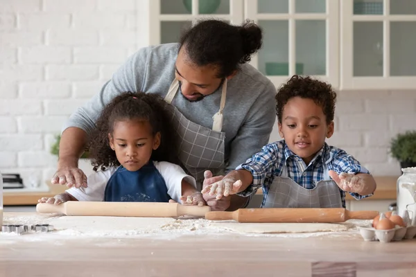 Cuidar al padre afroamericano enseñando a los niños a desplegar dinero —  Fotos de Stock