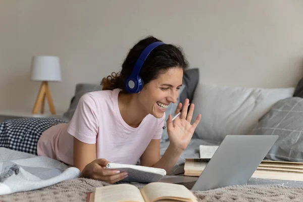 Sonriente mujer estudiante tener webcam lección en casa — Foto de Stock