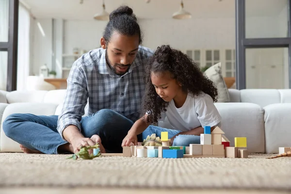 Afro-americano pai e filha brincando com brinquedos de construção — Fotografia de Stock