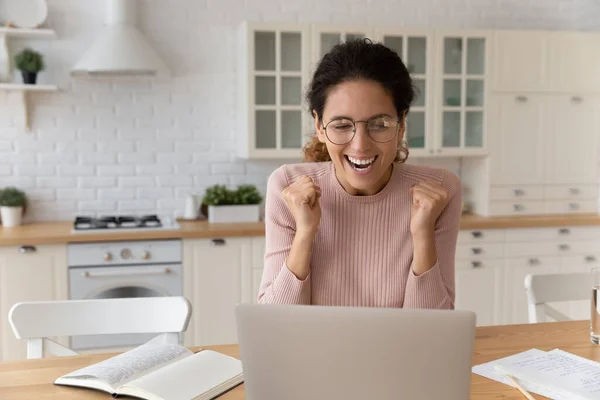 Eccitato giovane donna trionfo leggere buone notizie sul computer portatile — Foto Stock