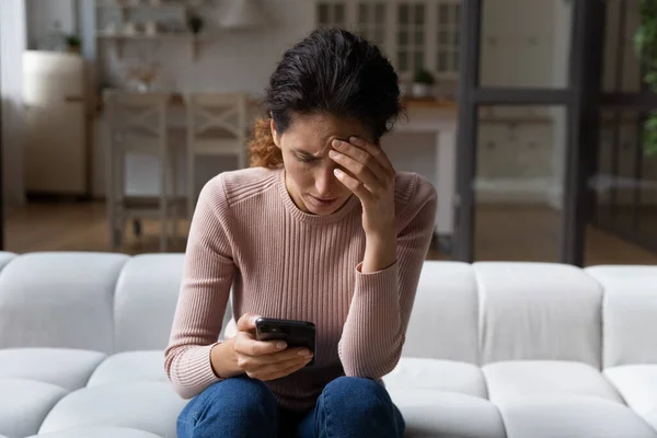 Mujer infeliz uso teléfono inteligente angustiado con malas noticias — Foto de Stock