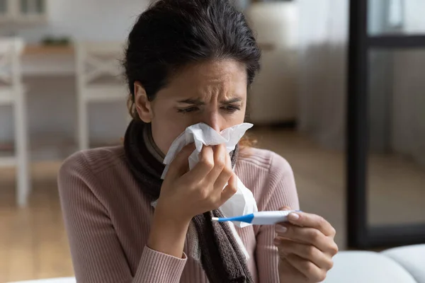 病気の女性は風邪を引いて高温を測定します。 — ストック写真