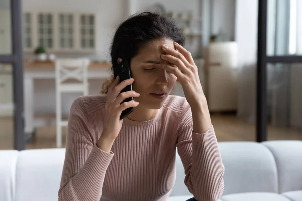 Mujer infeliz escuchar malas noticias hablando en el teléfono inteligente — Foto de Stock