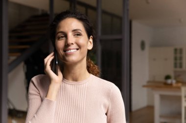 Gülümseyen kadın konuşması cep telefonundan konuş.