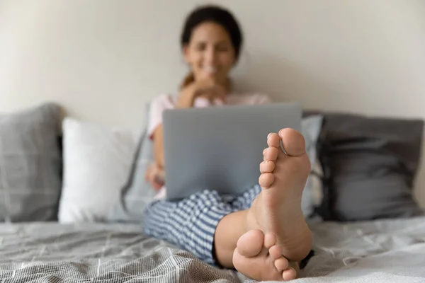 Primer plano de la mujer relajarse en casa en la cama — Foto de Stock