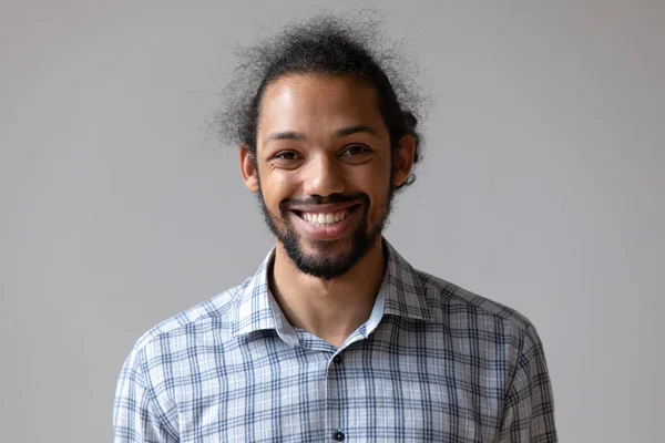 Huvudskott porträtt leende afroamerikansk man på grå bakgrund — Stockfoto