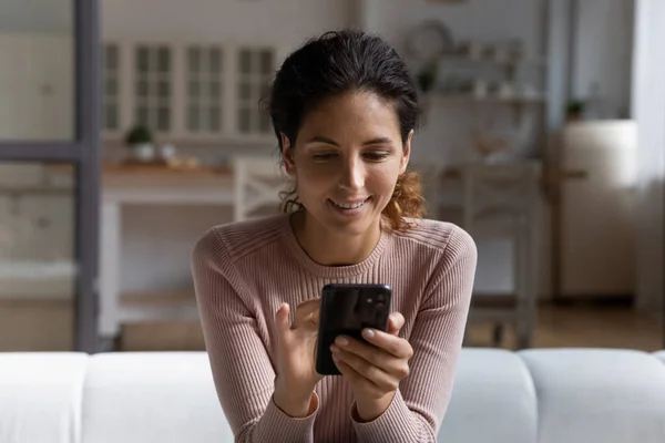 Glad tusenårig kvinna använder mobiltelefon gadget hemma — Stockfoto