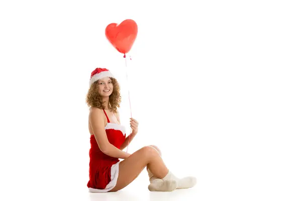 Santa κορίτσι που κάθεται με καρδιά σχήμα οριζόντια μπαλόνι — Φωτογραφία Αρχείου