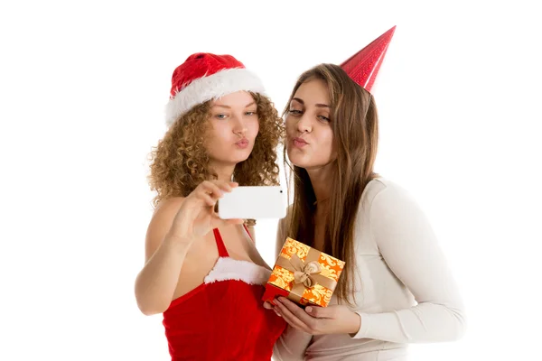 Dos chicas chupan un beso mientras se toman selfie en trajes de cristmas — Foto de Stock