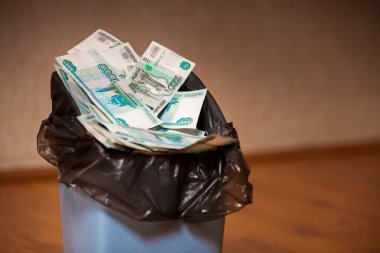 Çöp kutusu içinde ruble