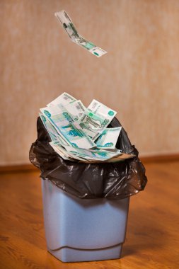 Ruble çöp kutusu atılır