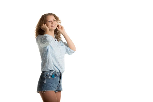 Girl puts on ear buds — Stock Photo, Image