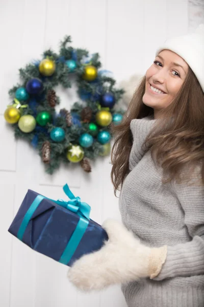 Chica con un regalo — Foto de Stock