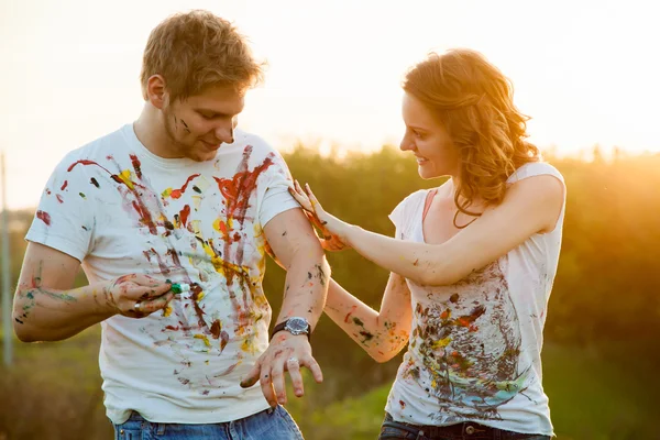 Couple paint on each other — Stock Photo, Image