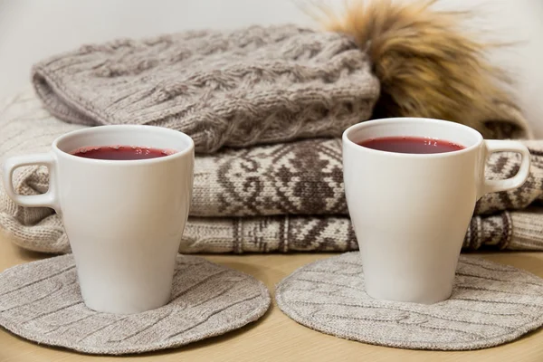 Vêtements d'hiver et deux tasses de vin chaud — Photo