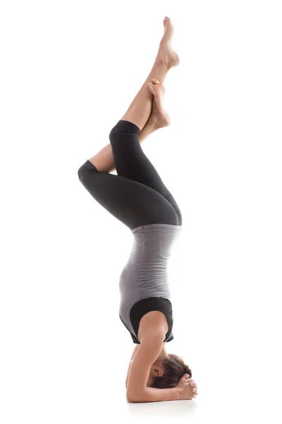 Plantean shirshasana — Foto de Stock