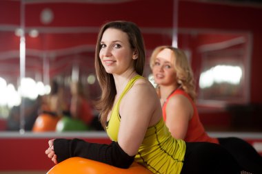 Fitballs üzerinde uzanan kızlar