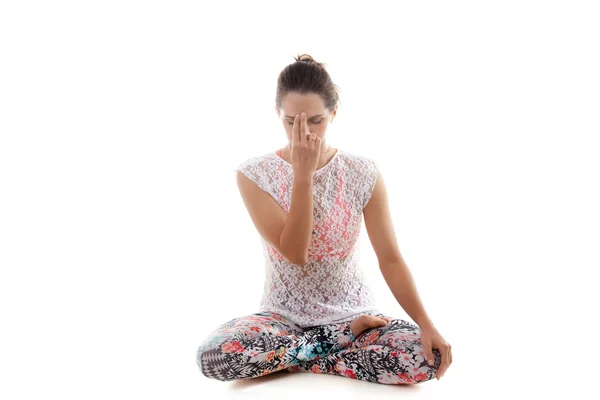 Yoga Pose nadi shodhana pranayama — Stock Photo, Image