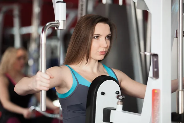 Menina expira enquanto faz exercícios com pesos no treinamento appa — Fotografia de Stock