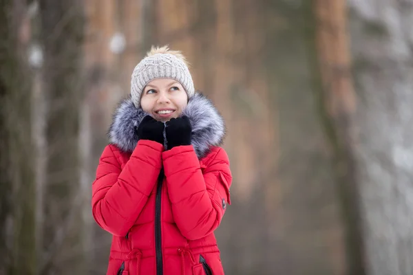 Portret kobiety na zewnątrz w kurtka zimowa czerwony — Zdjęcie stockowe