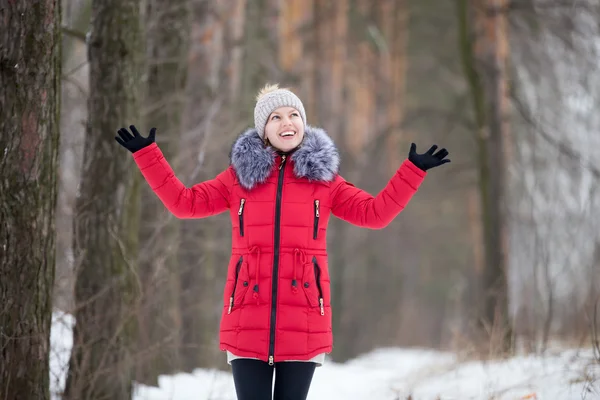 Glada leende kvinna i röd vinterjacka, utomhus — Stockfoto