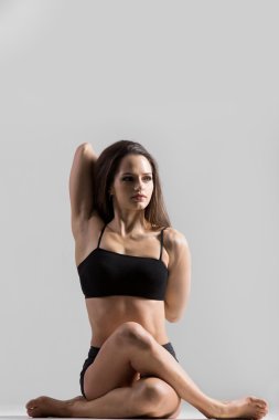 Atletik yogi kız spor uygulamaları yoga asana, Gomukhasa