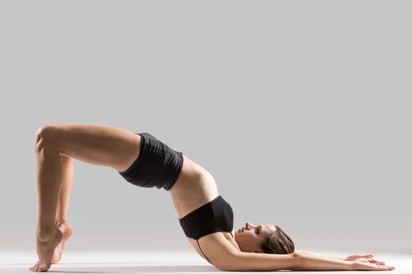 Yogi ginnasta ragazza facendo esercizio per la colonna vertebrale — Foto Stock