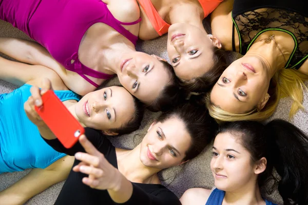 Group of beautiful sporty girlfriends taking selfie, self-portra — Stock Photo, Image