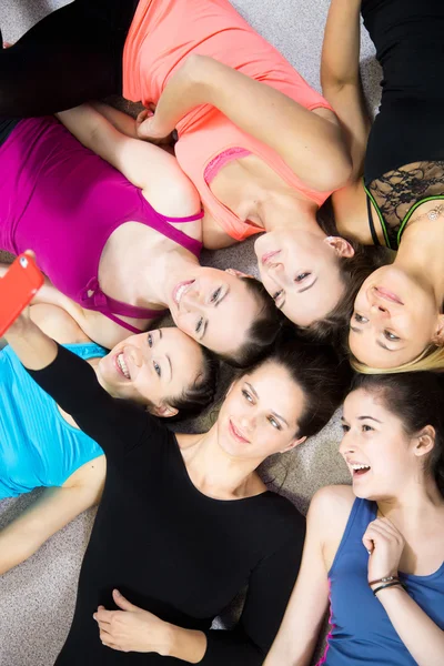 Group of beautiful sporty girls taking selfie, self-portrait wit — Stock Photo, Image