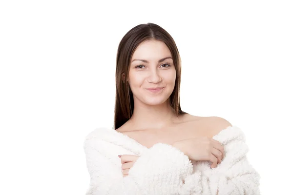 Jovem fêmea em roupão de banho branco sorrindo — Fotografia de Stock