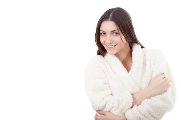 Lächelnde junge Frau im weißen Bademantel — Stockfoto