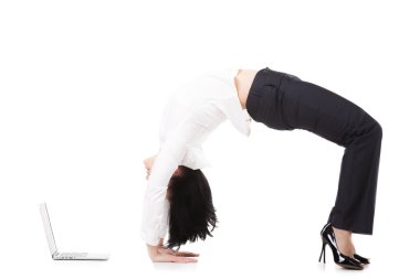 Yoga tekerlek ya da Upward bakan yay p duran kadın genç ofis