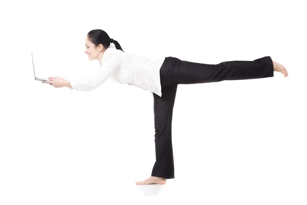 Junge Angestellte in Yoga-Pose mit Laptop auf weißem Rücken — Stockfoto