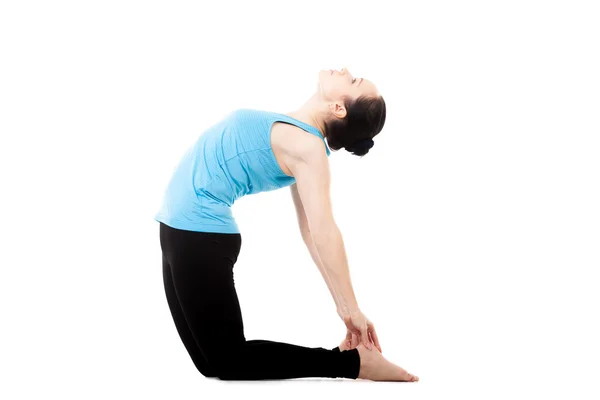 Yogi female in yoga asana Ustrasana — Stock Photo, Image