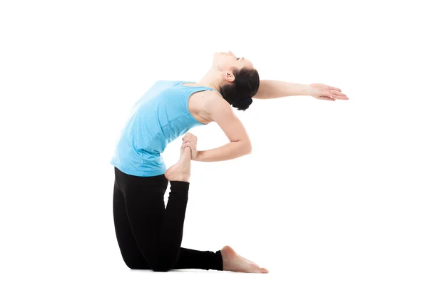 Yogi female in yoga asana Ustrasana — Stock Photo, Image