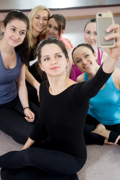 Groupe de belles filles sportives posant pour selfie, autoportrait Images De Stock Libres De Droits
