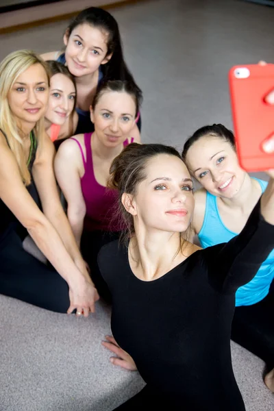 Groupe de belles filles sportives posant pour selfie, autoportrait Images De Stock Libres De Droits