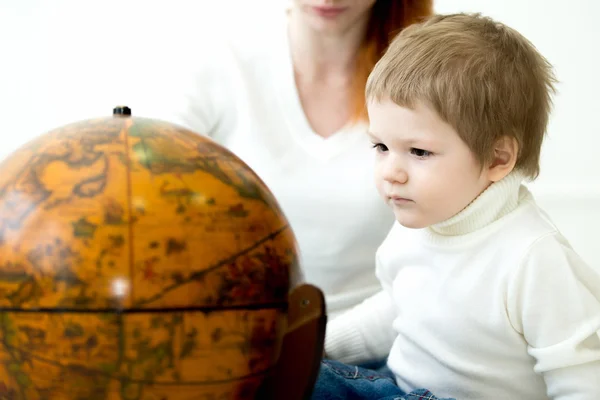 Baby playing with earths globe — Stock Photo, Image