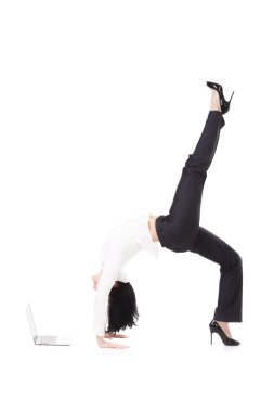 Yoga poz önünde in laptop w üzerinde duran kadın genç ofis