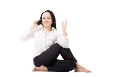 Genç iş kadını WHI cep telefonu konuşurken yoga poz