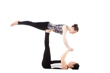 İki Yogi kadın ortak yoga egzersizleri yapıyor
