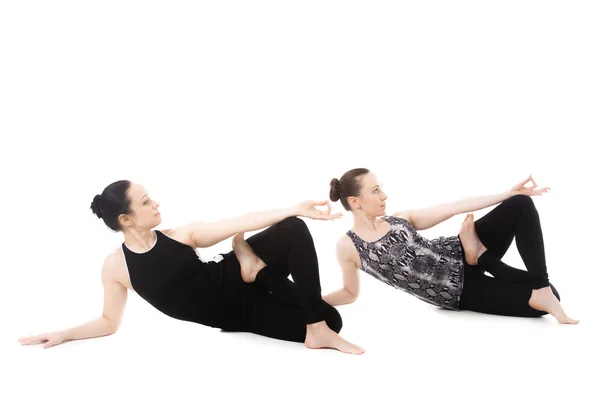 İki Yogi kadın Yogadandasana içinde dinlenmek — Stok fotoğraf