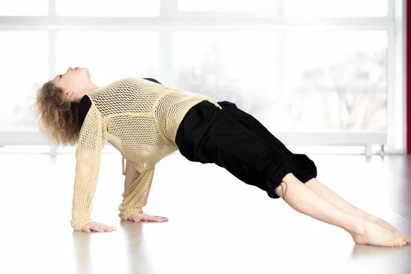 Hermosa yogui hembra haciendo backbend — Foto de Stock