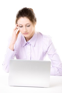 Dizüstü bilgisayar önünde sıkılmış bakışla yorgun genç kadın